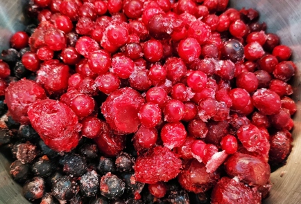 Фото шага рецепта Зимний морс из замороженных ягод 151285 шаг 4  