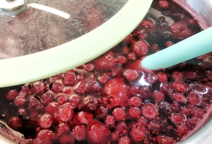 Фото шага рецепта Зимний морс из замороженных ягод 151285 шаг 7  
