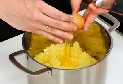 Фото шага рецепта Зразы картофельные с луком и яйцом 91465 шаг 2  