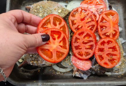Фото шага рецепта Зубатка с помидорами и луком 175508 шаг 8  