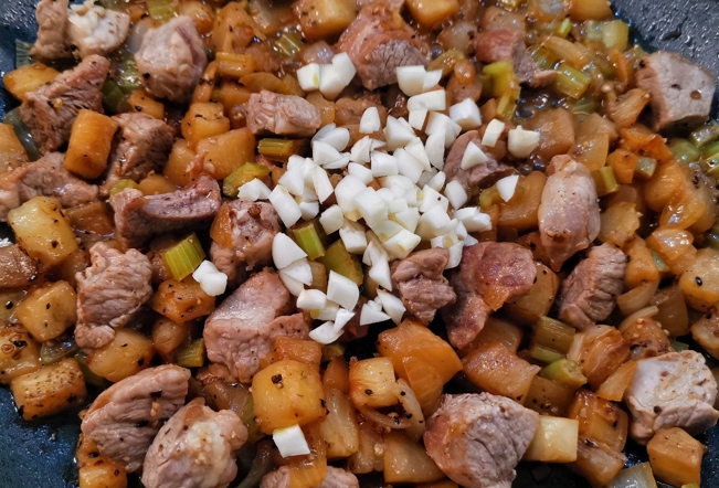 Азу из свинины с картошкой на сковороде — пошаговый рецепт с фото