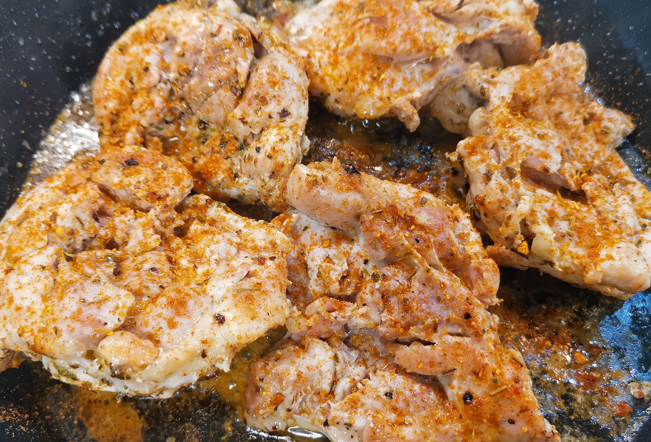 Готовим сочное куриное мясо: 5 горячих блюд из филе бедра. Кулинарные статьи и лайфхаки