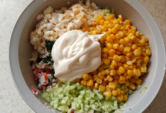 Крабовый салат с капустой, кукурузой и яйцами