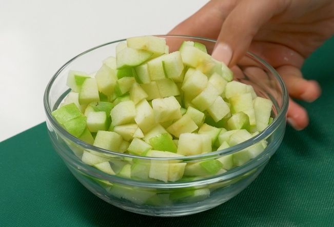 Пирожки с яблоками из дрожжевого теста в духовке — пошаговый рецепт с фото