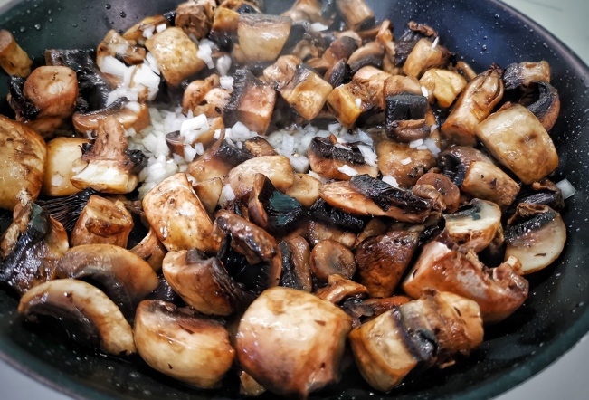 Салат с жареными шампиньонами и курицей, ананасами и яйцами рецепт с фото пошагово