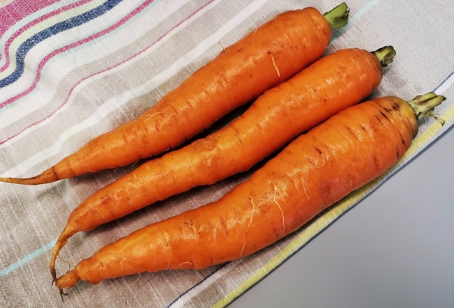 Морковный салат с изюмом и грецкими орехами