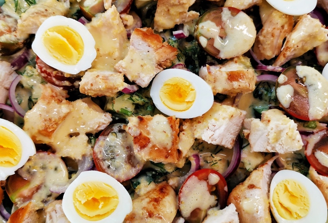 Куриный салат с перепелиными яйцами и эстрагоном