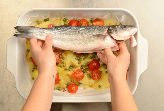 Салат с красной рыбой, яйцами и помидорами