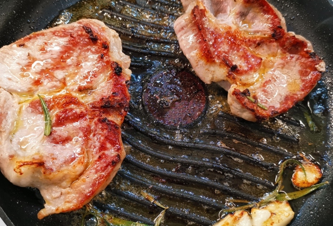 Стейк из свинины на электрогриле — рецепт с фото пошагово