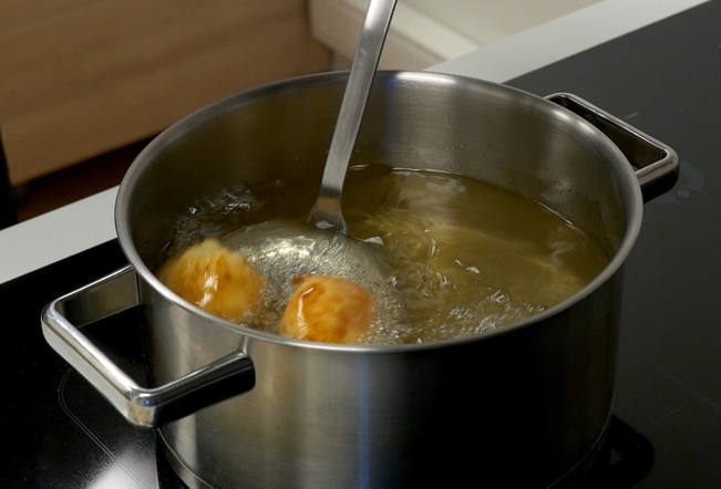 Сырные шарики во фритюре на новогодний стол: рецепт пошаговый с фото и видео | Меню недели