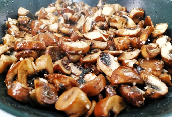 Вкусно пожарить шампиньоны на сковороде с луком. Вкусно пожарить шампиньоны на сковороде с луком
