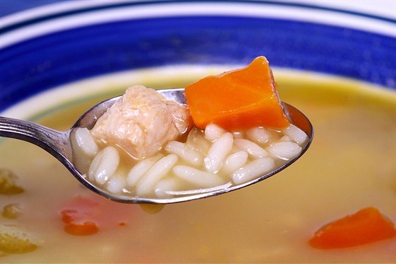 Фото рецепт Куриный бульон с рисом и зеленью