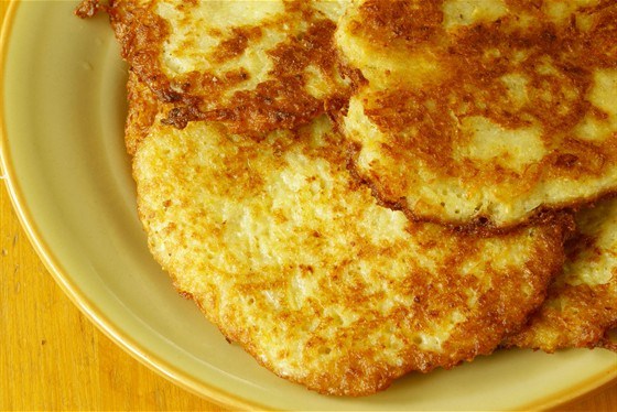 Фото рецепт Оладьи из картофельного пюре с курицей