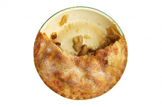 Фото рецепт Яблочная шарлотка с корицей и изюмом