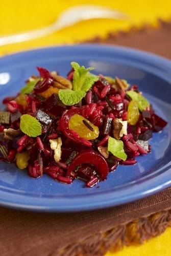 Фото рецепт Салат из свеклы с изюмом