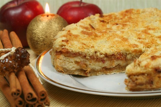 Фото рецепт Шарлотка с орехами и корицей