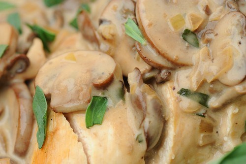 Фото рецепт Салат с куриным филе, сыром и орехами