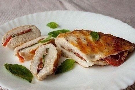 Фото рецепт Куриное филе с томатами и базиликом