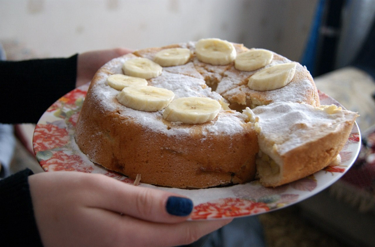 Фото рецепт Шарлотка с бананами и вишней