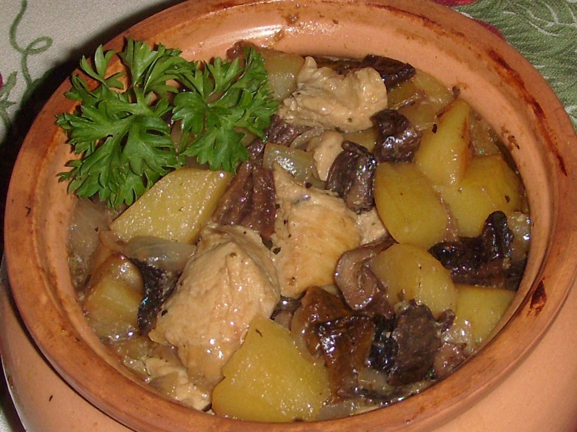 Картофель с мясом и сыром в горшочке