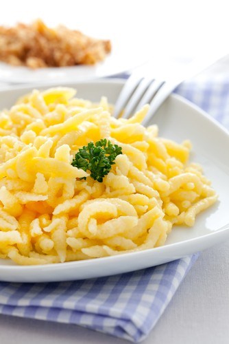 Фото рецепт Домашние клецки с черным перцем (Spaetzle)