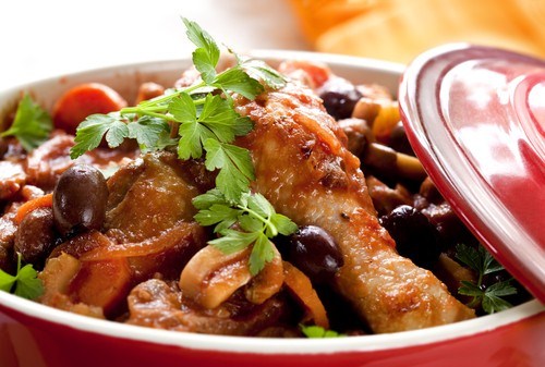 Фото рецепт Курица с каперсами, анчоусами, чесноком и оливками в томатном соусе