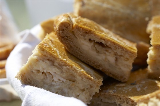 Фото рецепт Луковый пирог на слоеном тесте