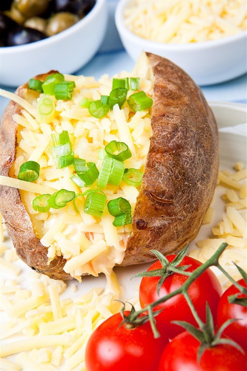 Фото рецепт Картофель в мундире, фаршированный луком-пореем и сырами