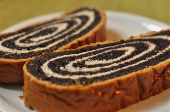 Рецепт: Торт бисквитный с маком и какао - с кремом из сгущённого молока, с грецкими орешками