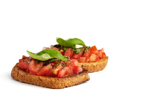 Фото рецепт Поджаренный хлеб (bruschette) с помидорами и базиликом