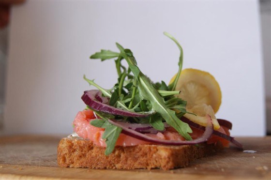 Фото рецепт Датский открытый сэндвич (smørrebrød) с красной рыбой