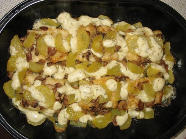 Фото рецепт Картошка с курицей и грибами, запеченная в молоке