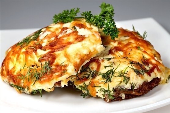 Фото рецепт Мясо под апельсином и яблоком, запеченное с сыром и майонезом