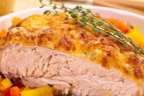 Фото рецепт Куриная грудка под йогуртовым соусом с сыром