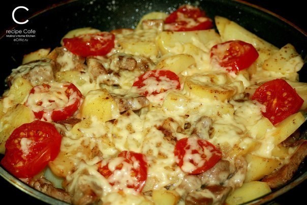 Свинина с сыром и помидорами на сковороде
