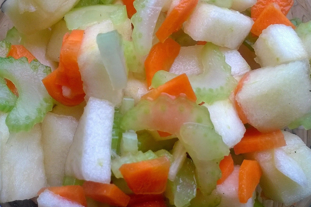 Салат из сельдерея с яблоком и морковью