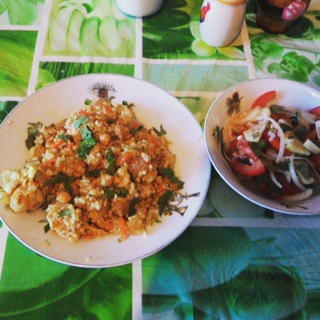 Плов с курицей и нутом. Плов с изюмом и барбарисом. Плов с нутом и изюмом. Ташкентский плов нут.