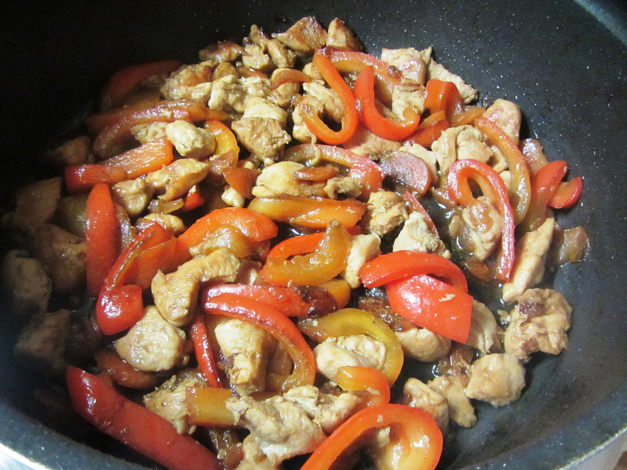Курица с овощами на сковороде (чахобили)