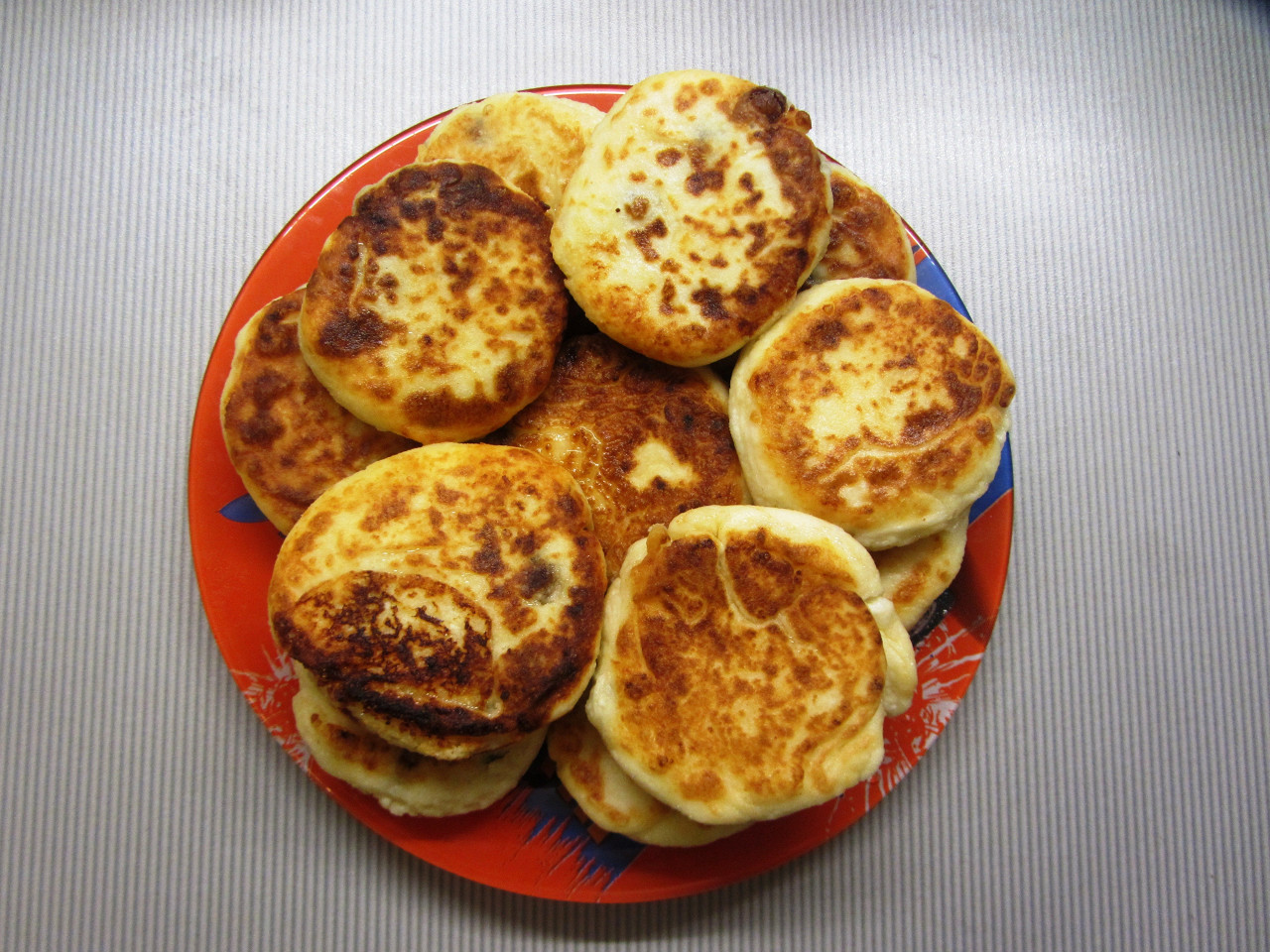 Творожные сырники с изюмом. Русская еда сырников.