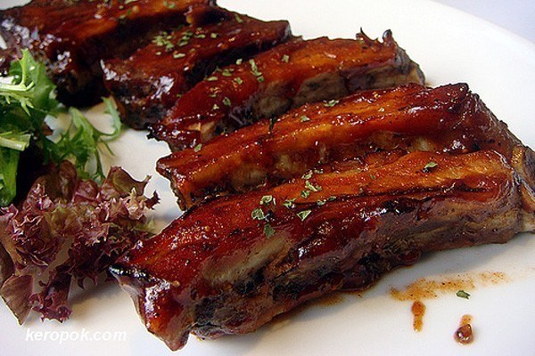 жареные свиные ребрышки на сковороде рецепт с луком | Дзен
