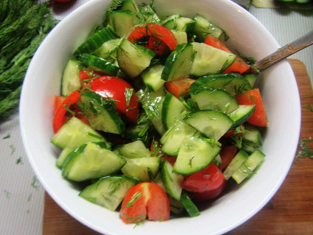 Салат с огурцами и зеленью