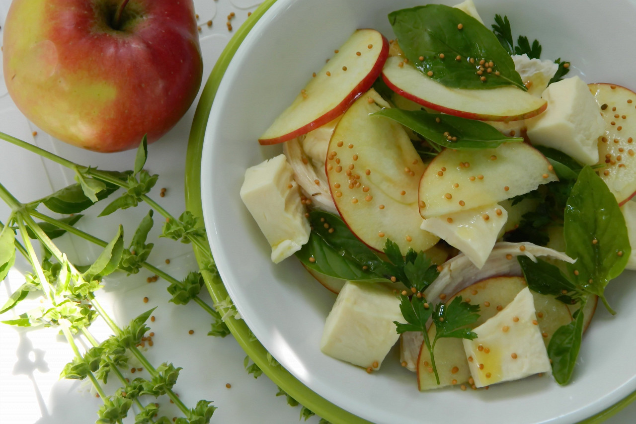 Салат с миндалем и яблоками
