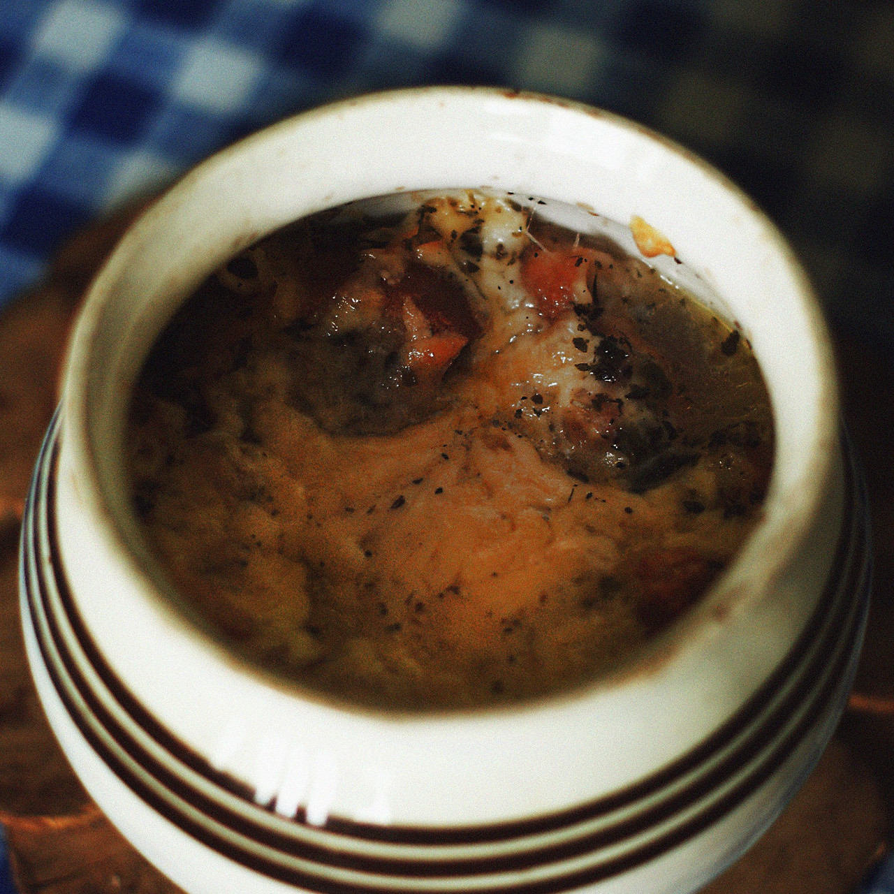 Печеный суп. Луковый суп с корочкой. Эльфо луковый суп. Луковые корочки.