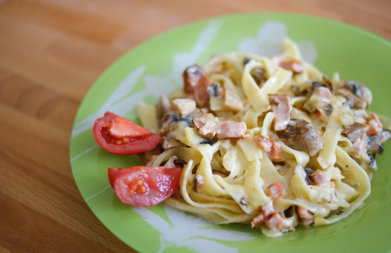 Макароны с помидорами и сливками. Карбонара с беконом и шампиньонами. Спагетти с беконом помидорами. Паста с беконом и сливками и грибами. Спагетти с грибами и беконом.