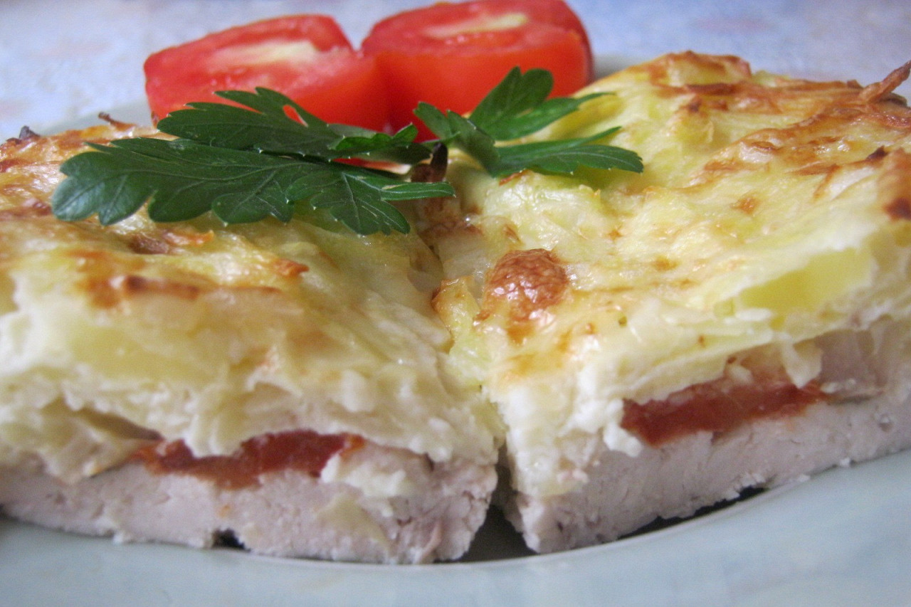 Запеканка с грудкой и картошкой и сметаной