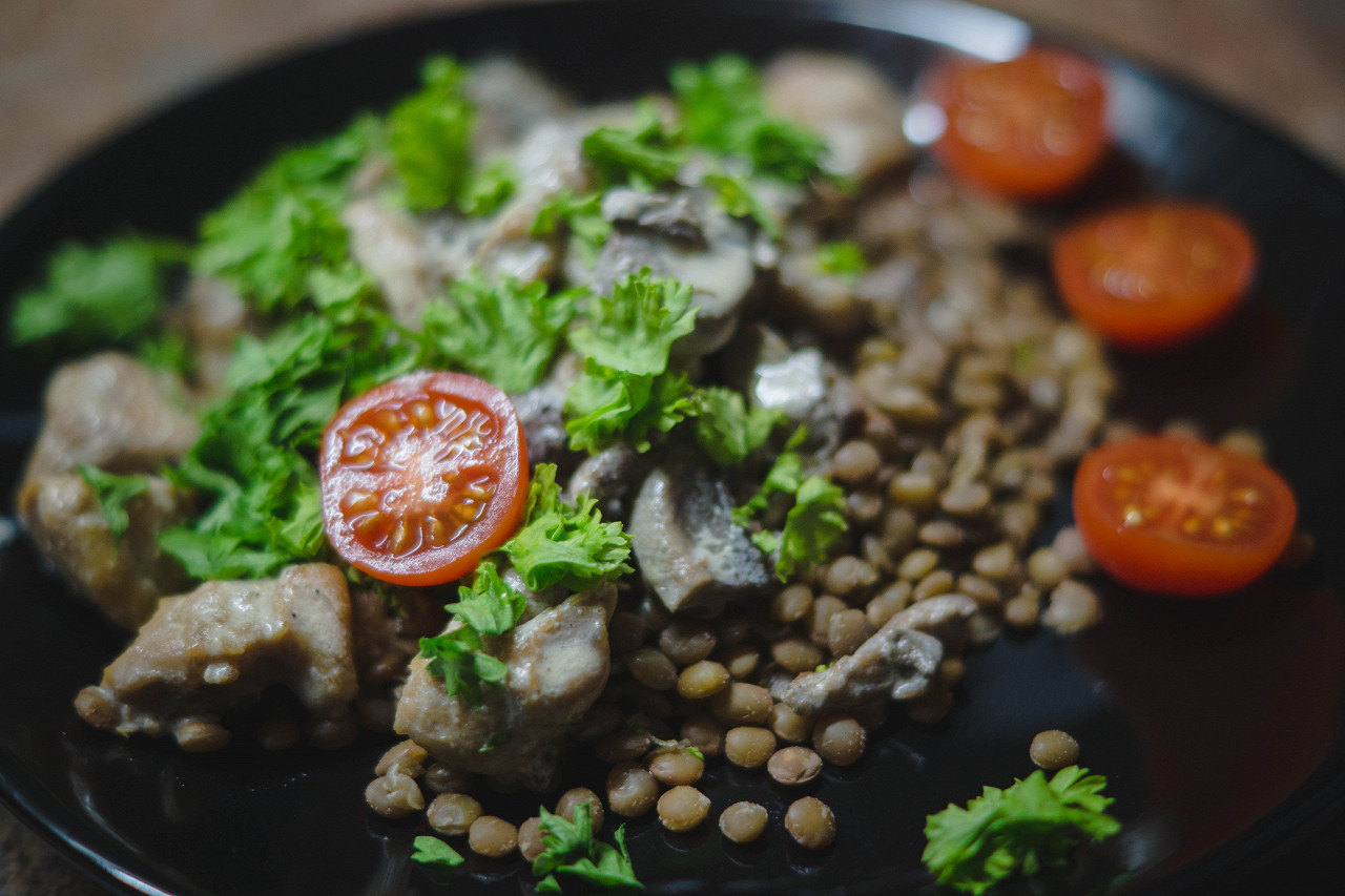 Салат из чечевицы с курицей и грибами