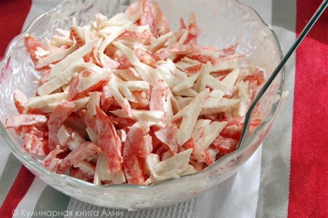 Слоеный салат с помидорами и крабовыми палочками