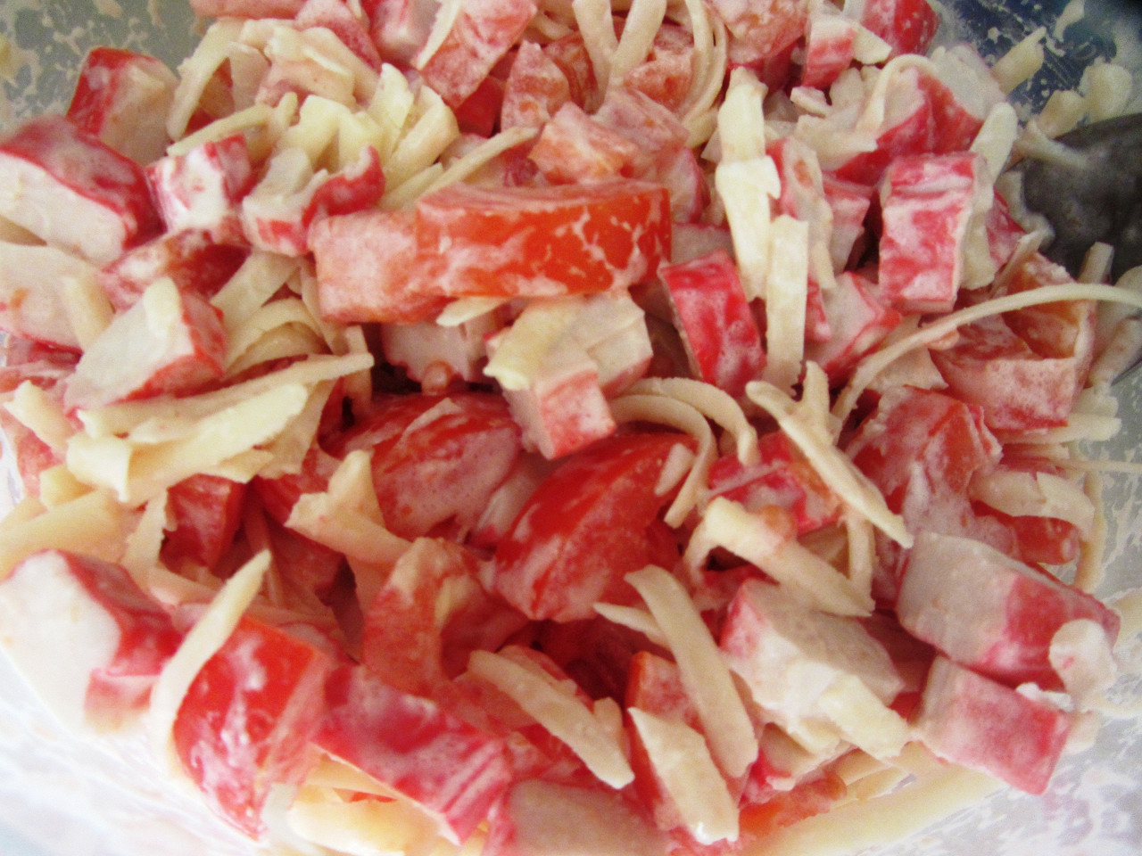 Салат с крабовыми палочками и помидорами
