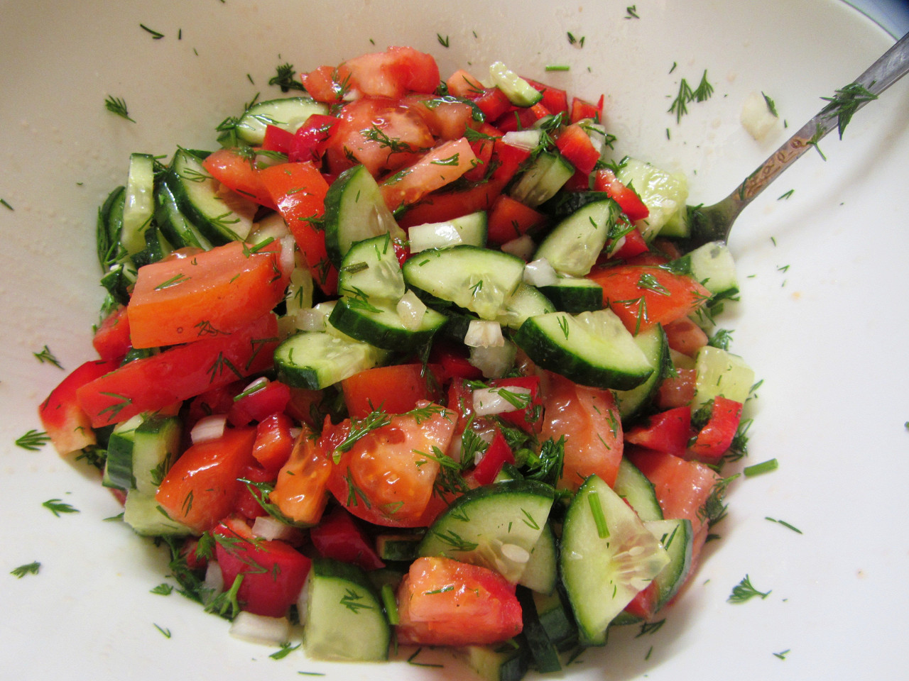 Летний салат из помидор и огурцов на зиму– Со стерилизацией