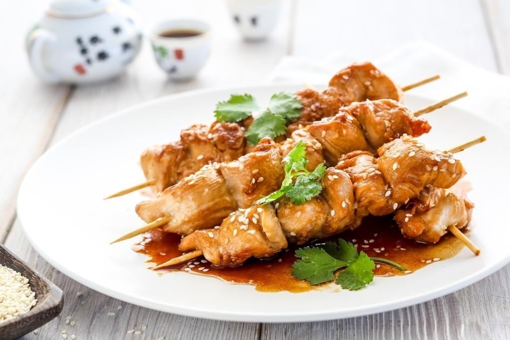 Куриный шашлык в духовке на шпажках. Куриные шашлычки в соевом соусе. Китайские шашлычки из соевого мяса. Куриные шашлычки в соевом соусе. Шашлык на шпажках.
